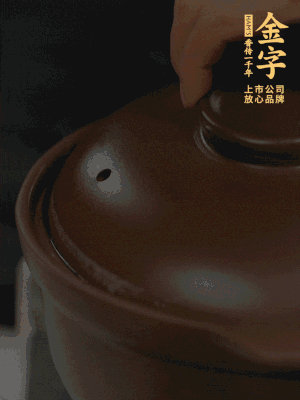 雞、火腿、姜片一起放入砂鍋中，大火轉(zhuǎn)小火燉2小時(shí)。