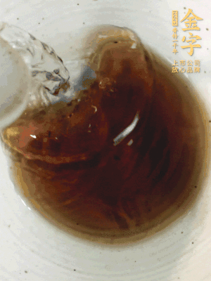 黃酒中加清水、蒸魚豉油、白砂糖混合均勻。