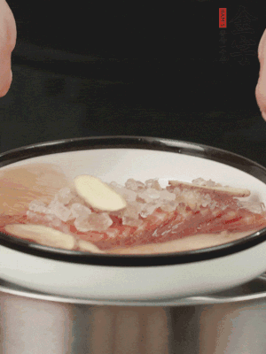 置于盤(pán)中，加冰糖100g、黃酒100g、水200g，上鍋蒸20分鐘。