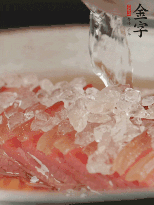 依舊放上冰糖100g、黃酒100g、水200g，鍋中再蒸15分鐘。