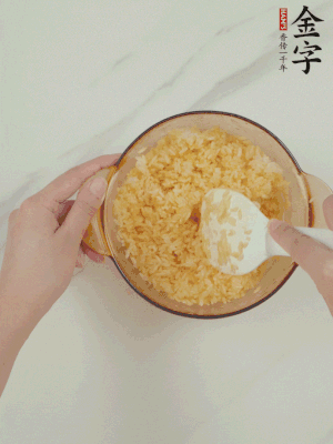 隔夜剩米飯加蛋黃攪拌均勻。