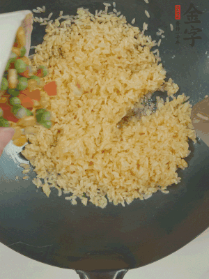下豌豆粒、胡蘿卜粒、玉米粒。（買現(xiàn)成冷凍的雜菜即可，非常方便）