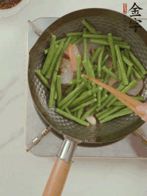 下掰好的缸豆段翻炒，略燜煮。