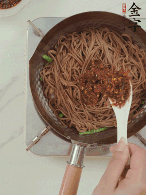 下蕎麥面，淋上少許醬油，加2勺金字火腿大師醬略翻炒即可。