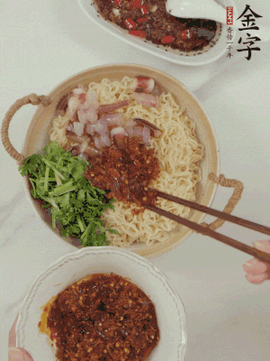 在面上鋪魷魚、香菜、金字火腿大師醬。