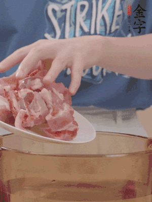 排骨剁小塊，加姜片、料酒沸水下鍋焯水。