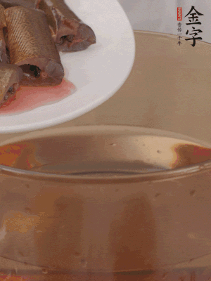 處理干凈的黃鱔段，加姜片、料酒沸水下鍋焯水。撈出用涼水沖洗干凈。