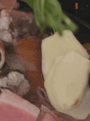 加姜片、蔥結(jié)、料酒。