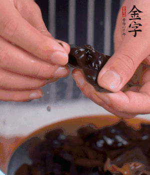木耳冷水泡發(fā)，處理成小塊。（如果是小木耳就不用切了）