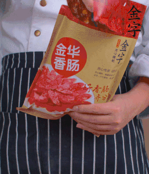 香腸切成斜片，小米辣切成斜片。