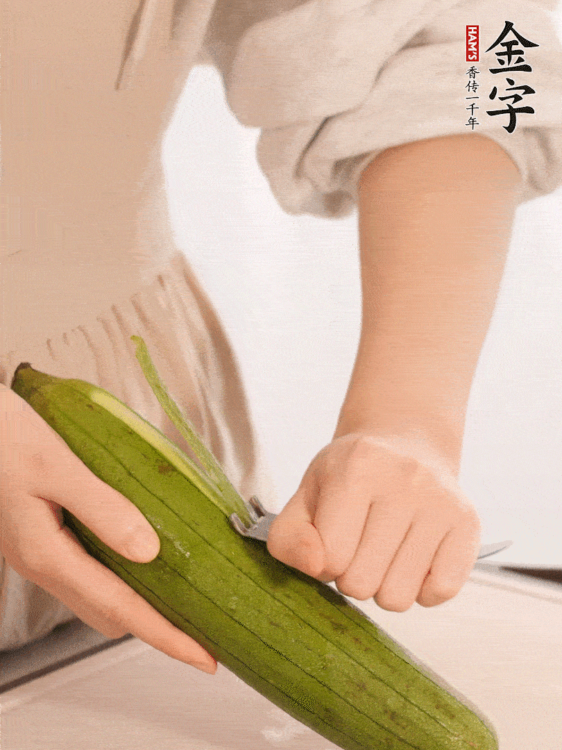 絲瓜去皮切滾刀塊用鹽殺一下水分洗凈。