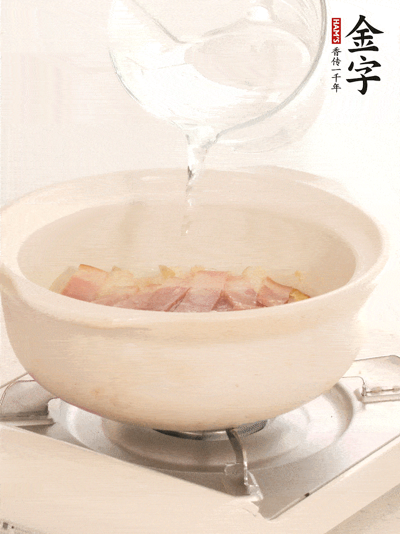 放入火腿片，加開水，再加入豆腐