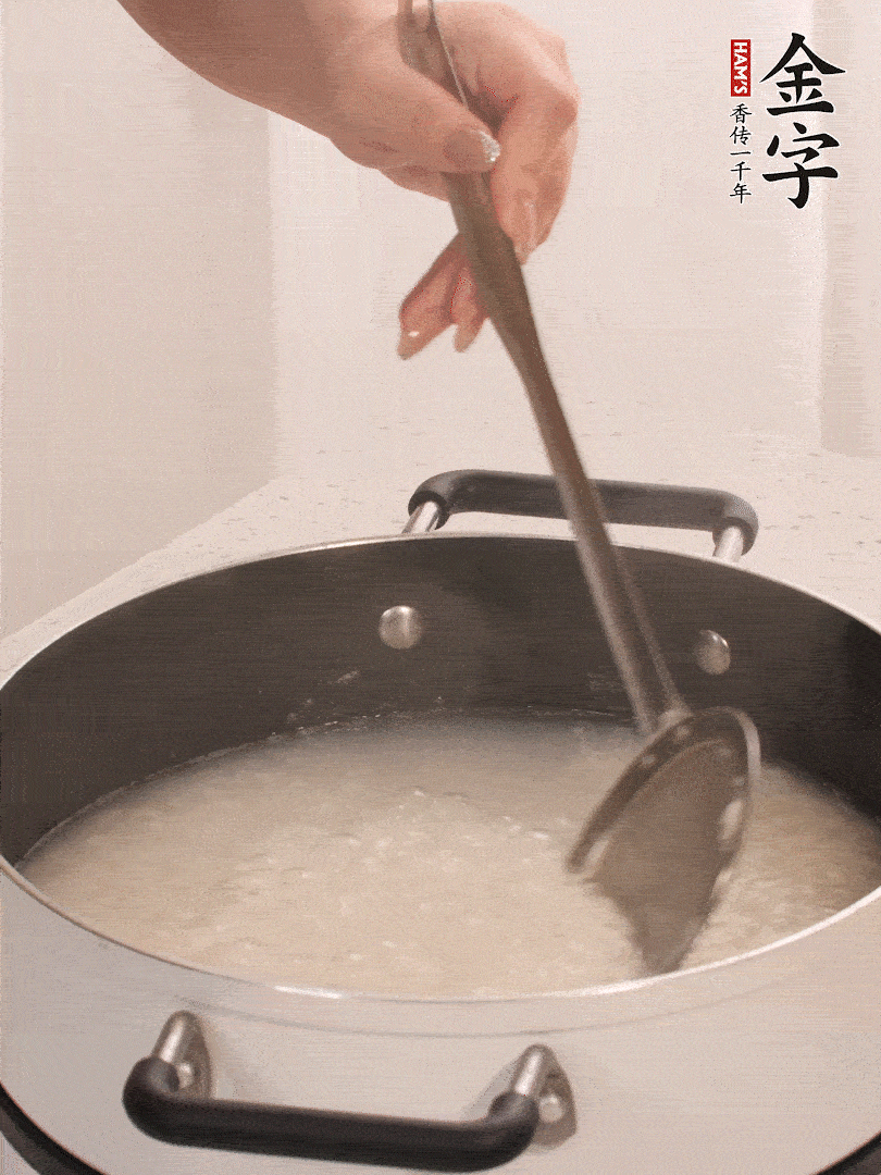 香菇、土豆、胡蘿卜、金字土香腸切小塊。