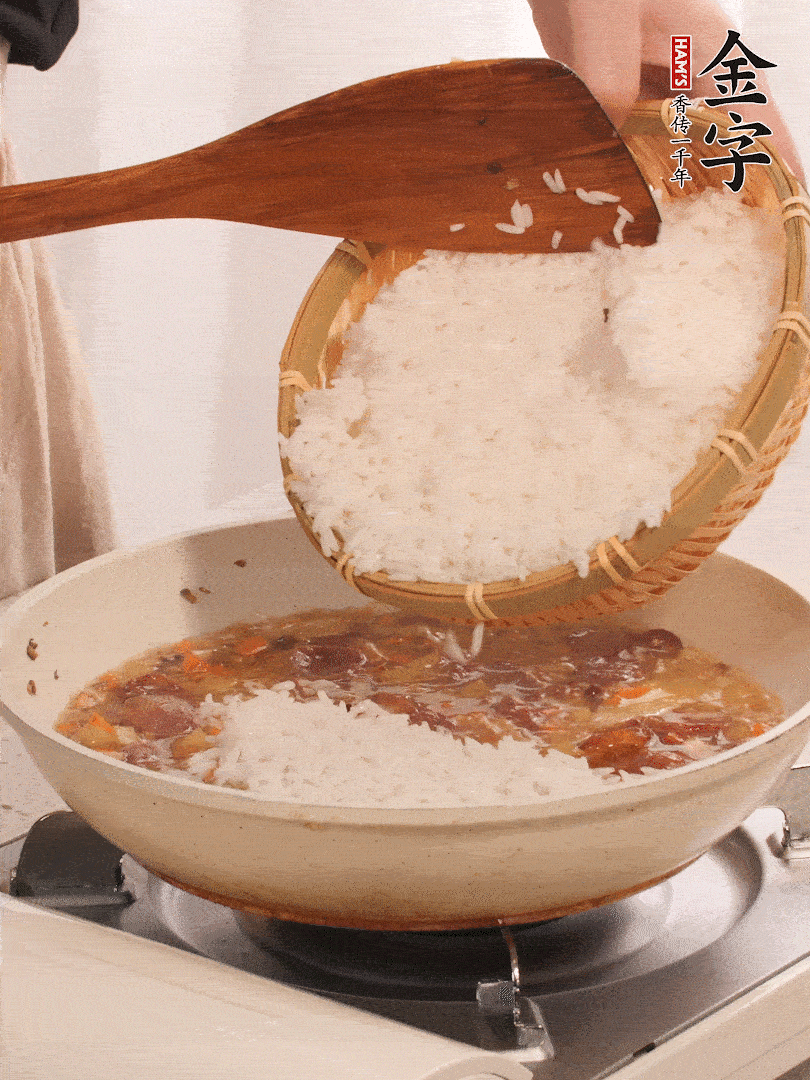 熱鍋燒油，香腸煸出油，加姜片去腥，加土豆、胡蘿卜、香菇翻炒到半熟，隨后加豆角、2小勺鹽、1大勺生抽，煸炒均勻。