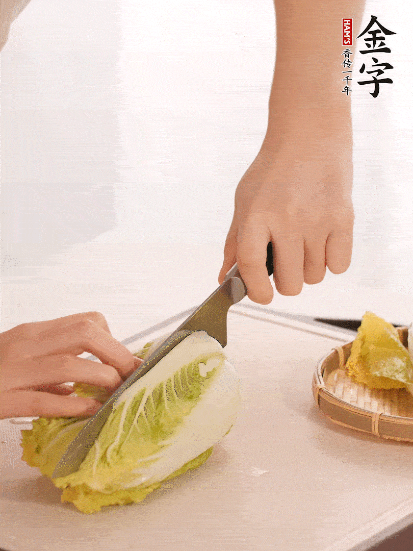 生姜切末，白菜改刀成成塊。