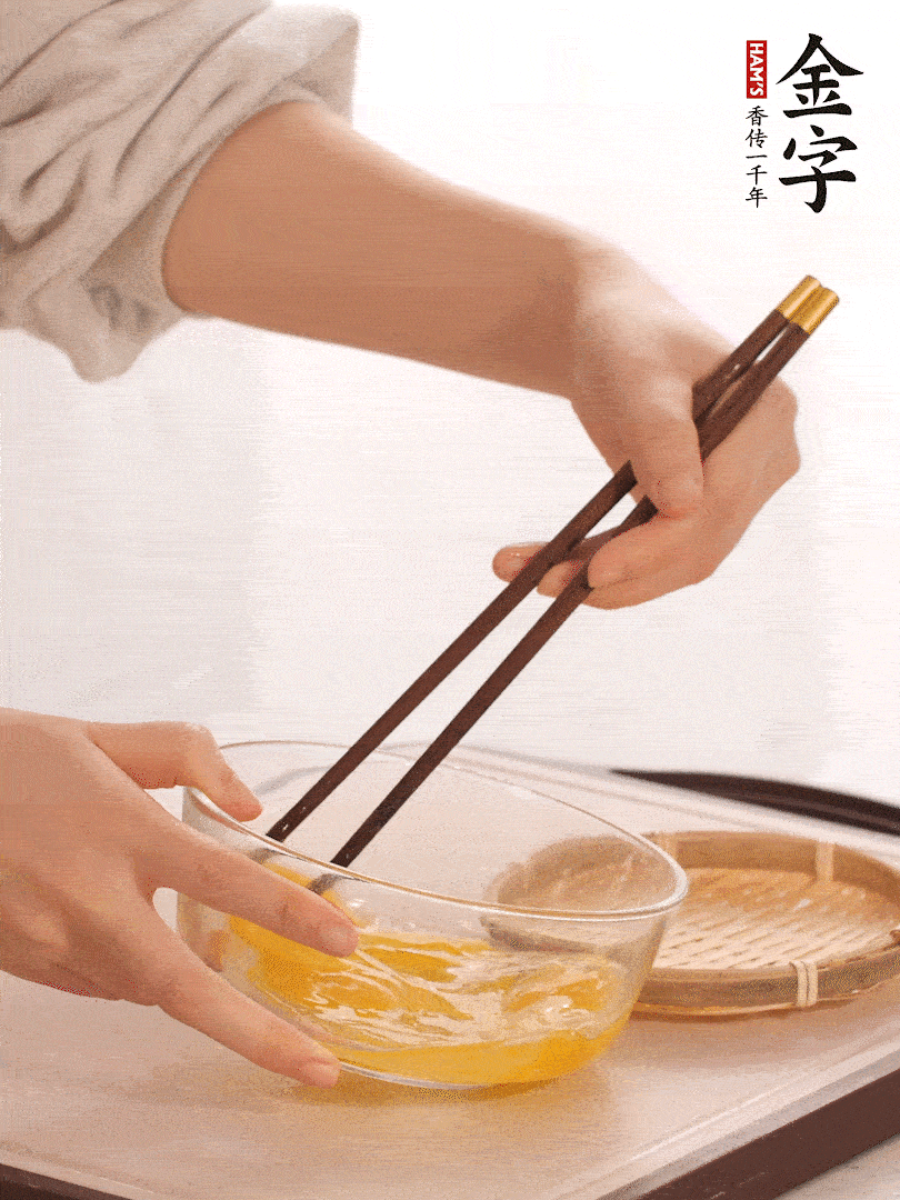 兩顆雞蛋打散。