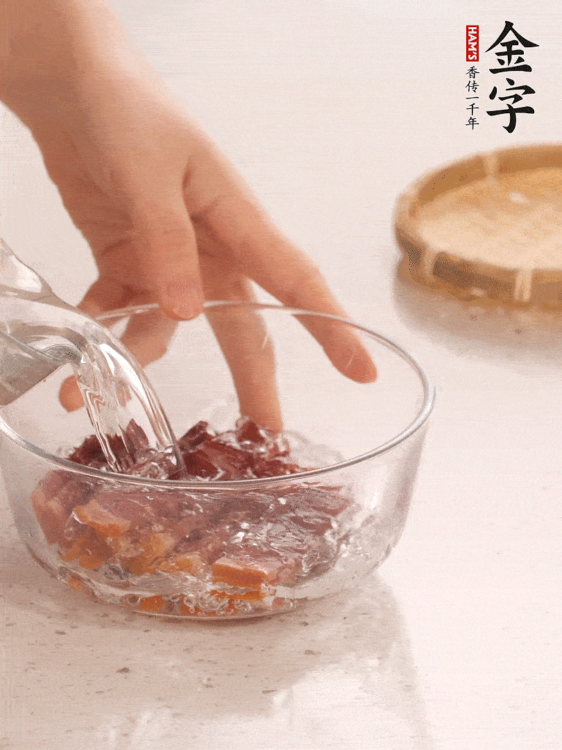 金字火腿切片，溫水泡5分鐘。