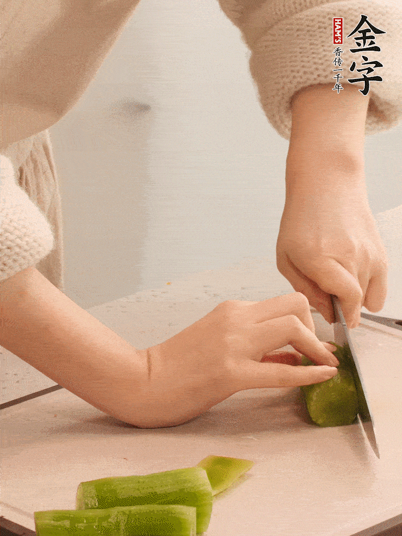 萵筍和白蘿卜用擦絲器擦成細(xì)絲。
