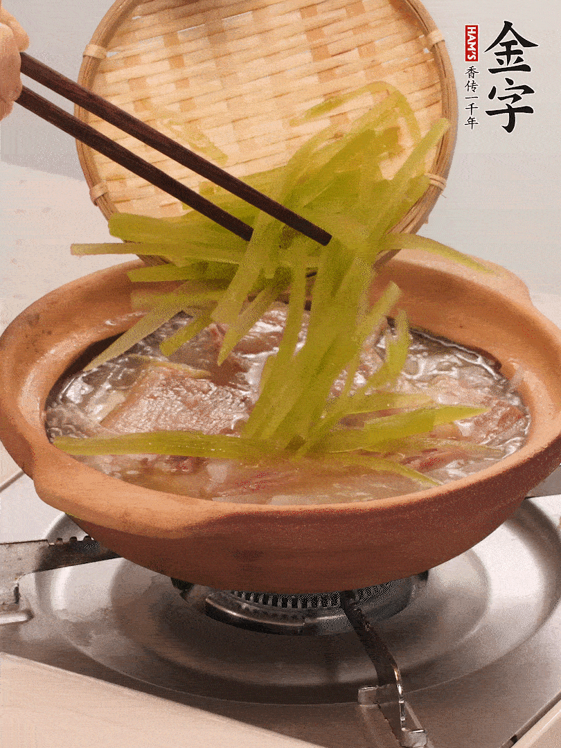 倒入熱水煮開后，轉(zhuǎn)小火燉煮10分鐘，呈奶白色湯底。