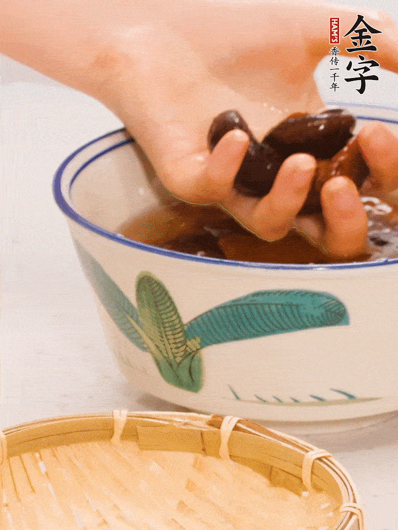 干香菇提前泡發(fā)切片，泡香菇水留著備用。