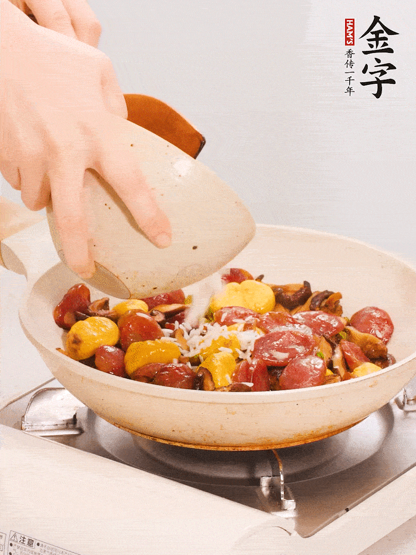 把米淘洗干凈，放入切好的香菇、板栗、毛豆。