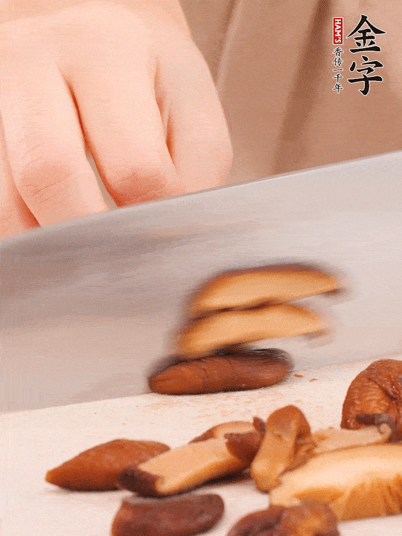 干香菇泡發(fā)，切成小塊。