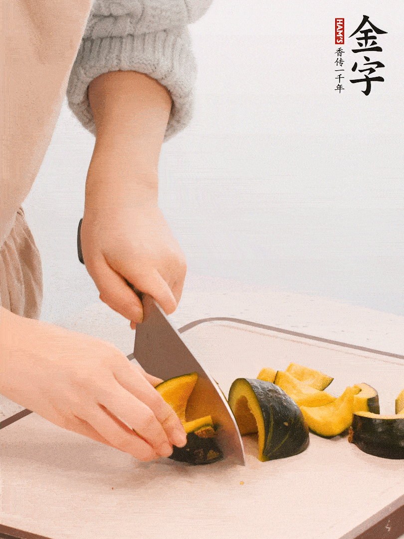 貝貝南瓜切小塊，生姜切成姜絲。