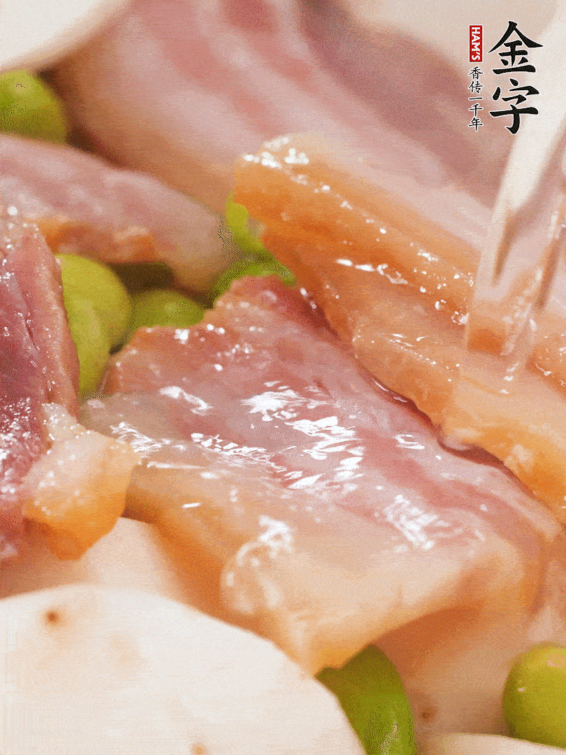 倒入芋艿、熟毛豆，翻炒均勻，加1小碗水煮開