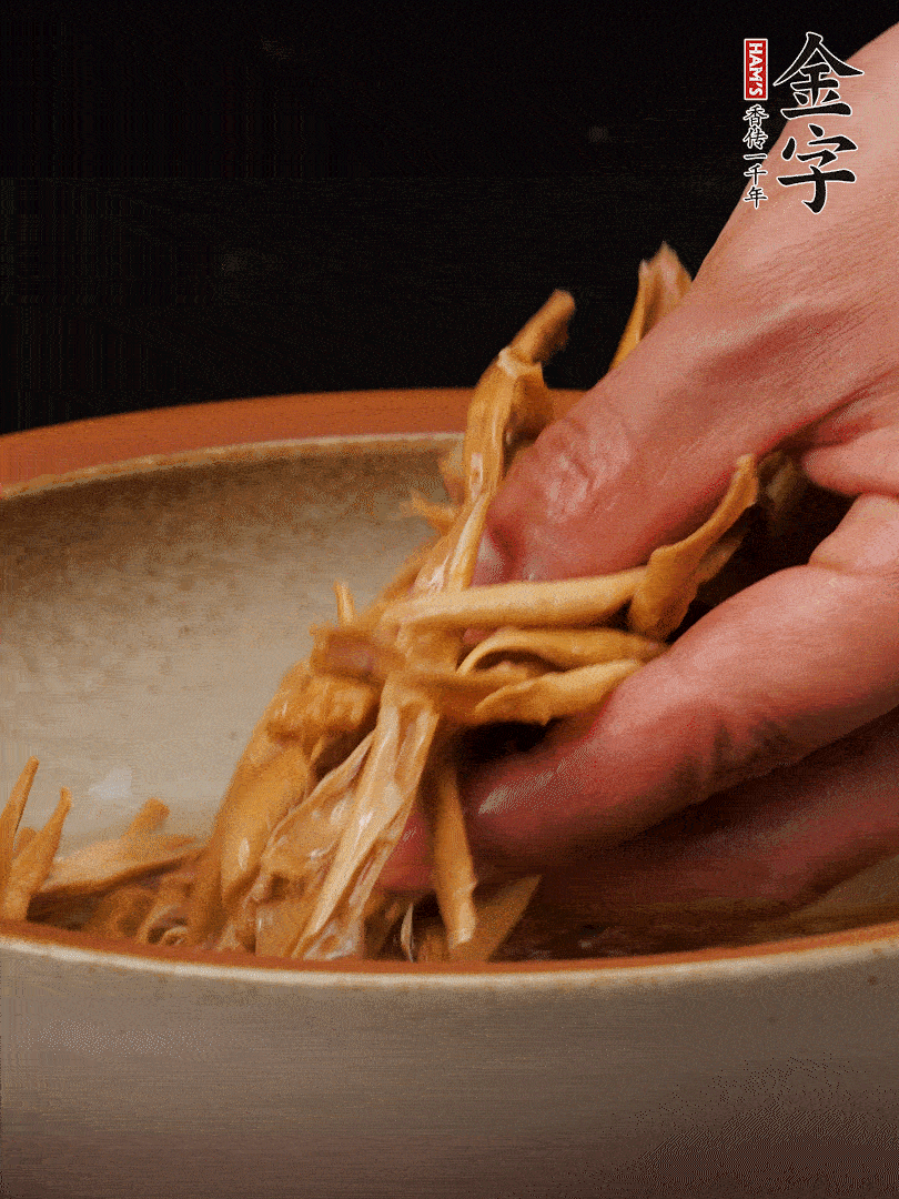 農(nóng)家土筍尖提前泡軟，用刀劃成細(xì)絲，這樣會更加入味。