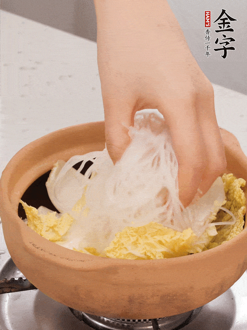 放入提前泡軟的粉絲，蓋上蒜蓉醬汁