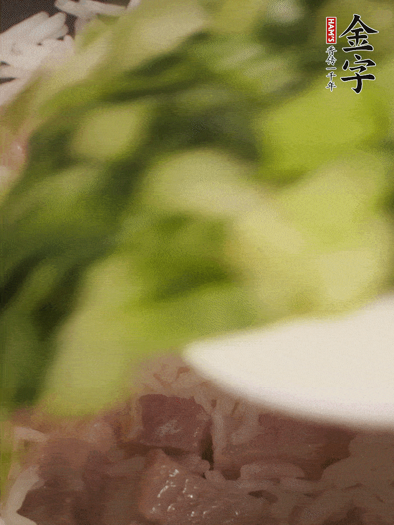 將燜煮好的米飯，倒入炒熟的蔬菜中，翻炒均勻鍆繼續(xù)燜煮5分鐘