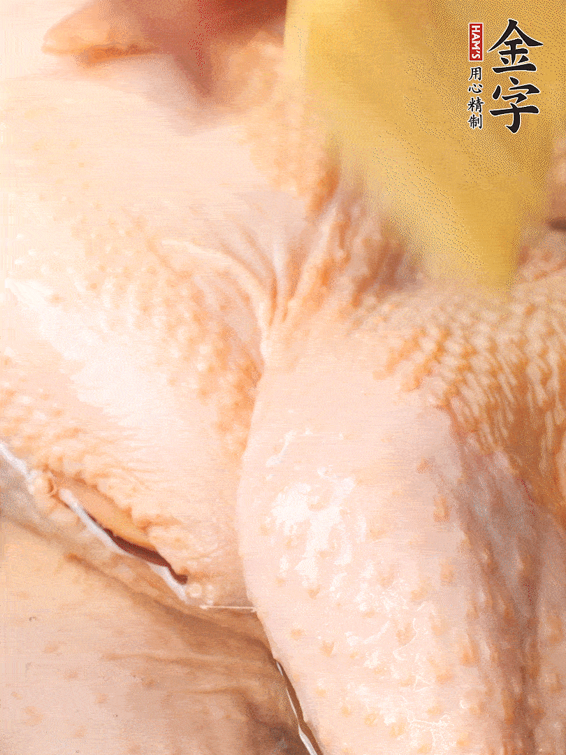 老母雞去頭去尾，斬去雞爪。冷水入鍋，加料酒、蔥姜焯水，煮出浮沫后撈出，用清水洗凈