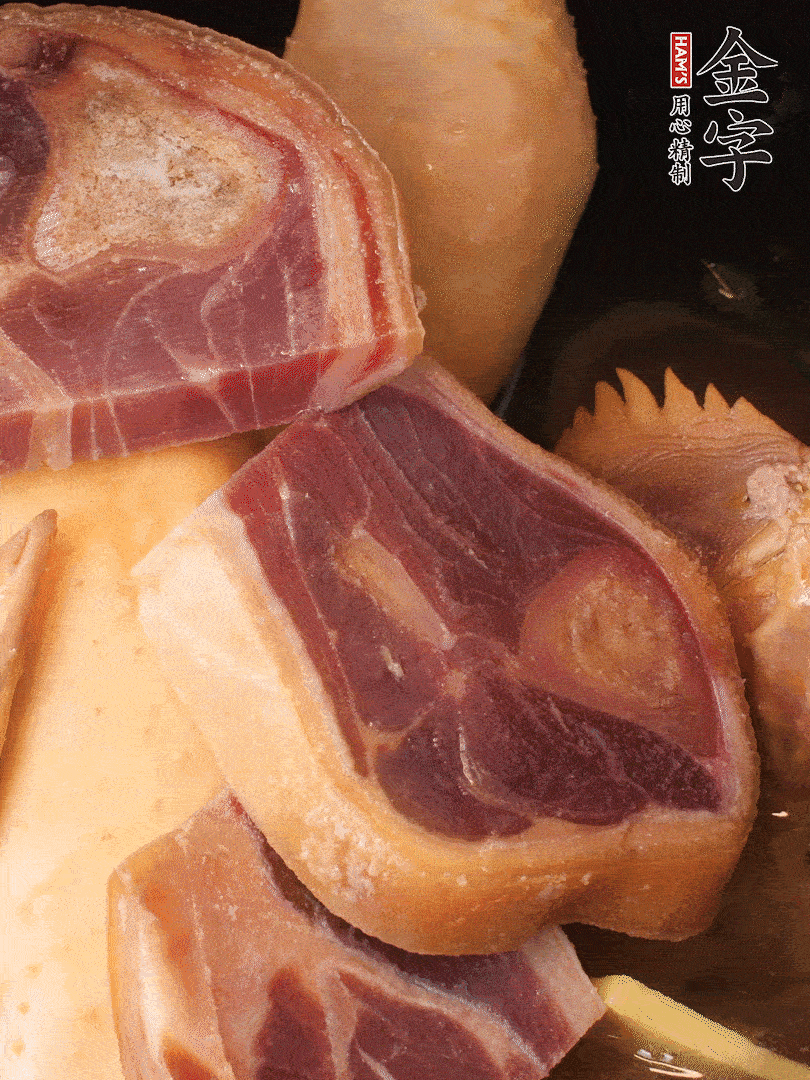 火踵、老母雞加蔥、姜、料酒、清水，大火燒開后轉小火，燉1小時