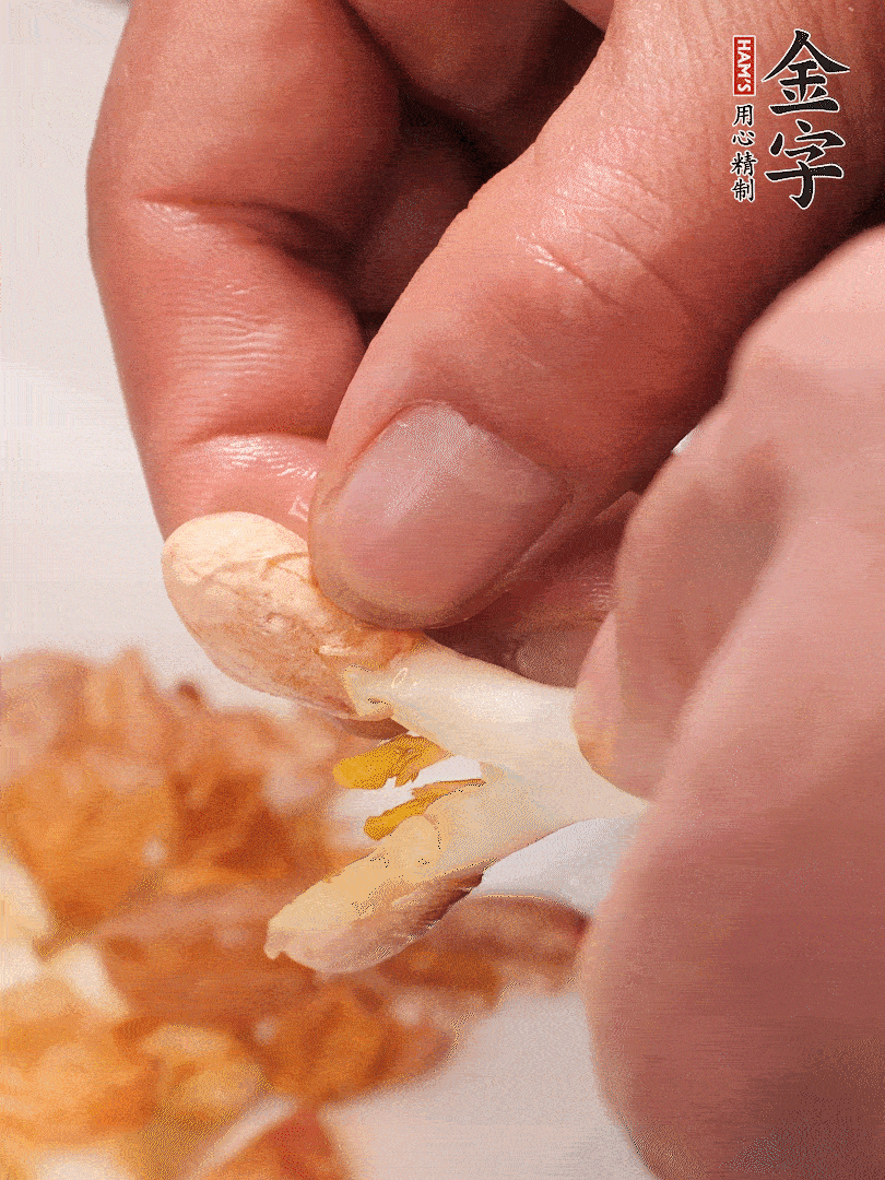 花生芽切段。開(kāi)水焯水1分鐘，去掉頂部的花生皮