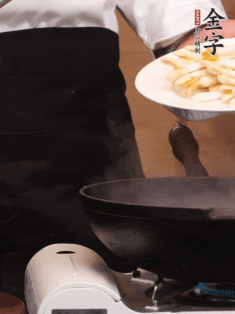 鍋中少許油，下花生芽