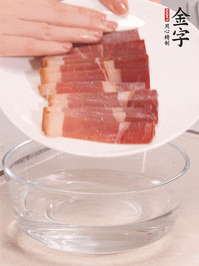 鴨腿冷水下鍋，加姜片、料酒焯水