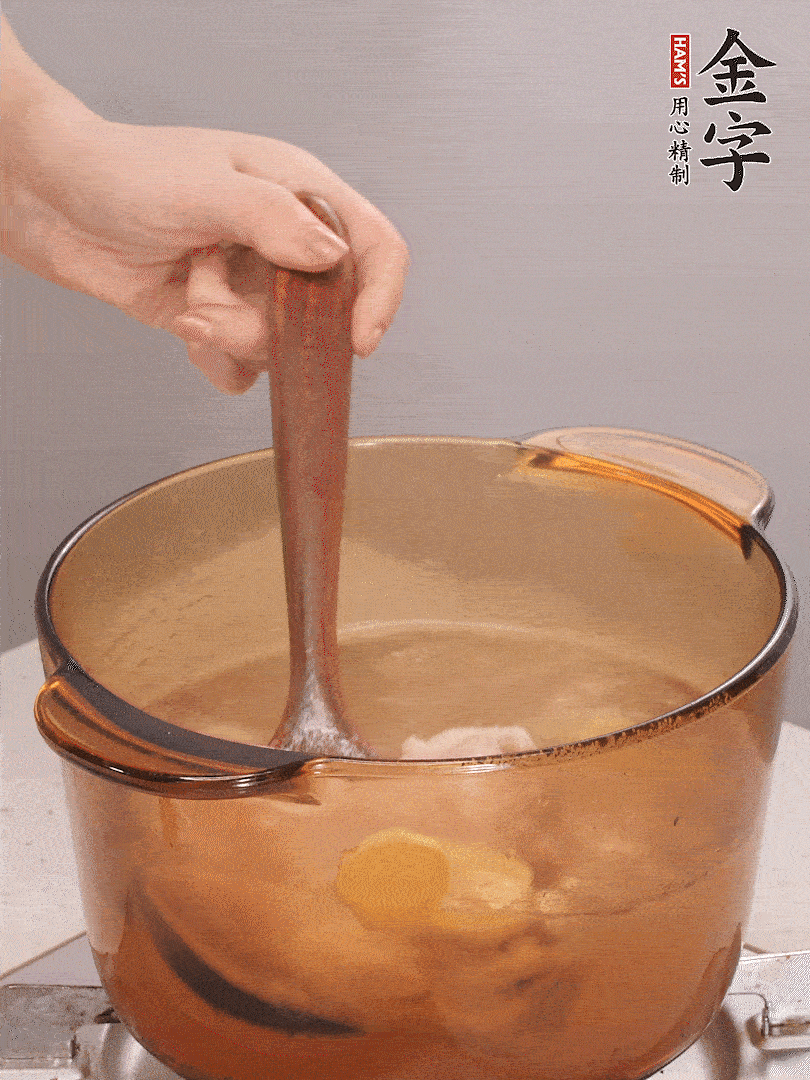 鴨肉、白果、火腿、生姜一起放入砂鍋，清水沒過食材，大火燉煮1小時