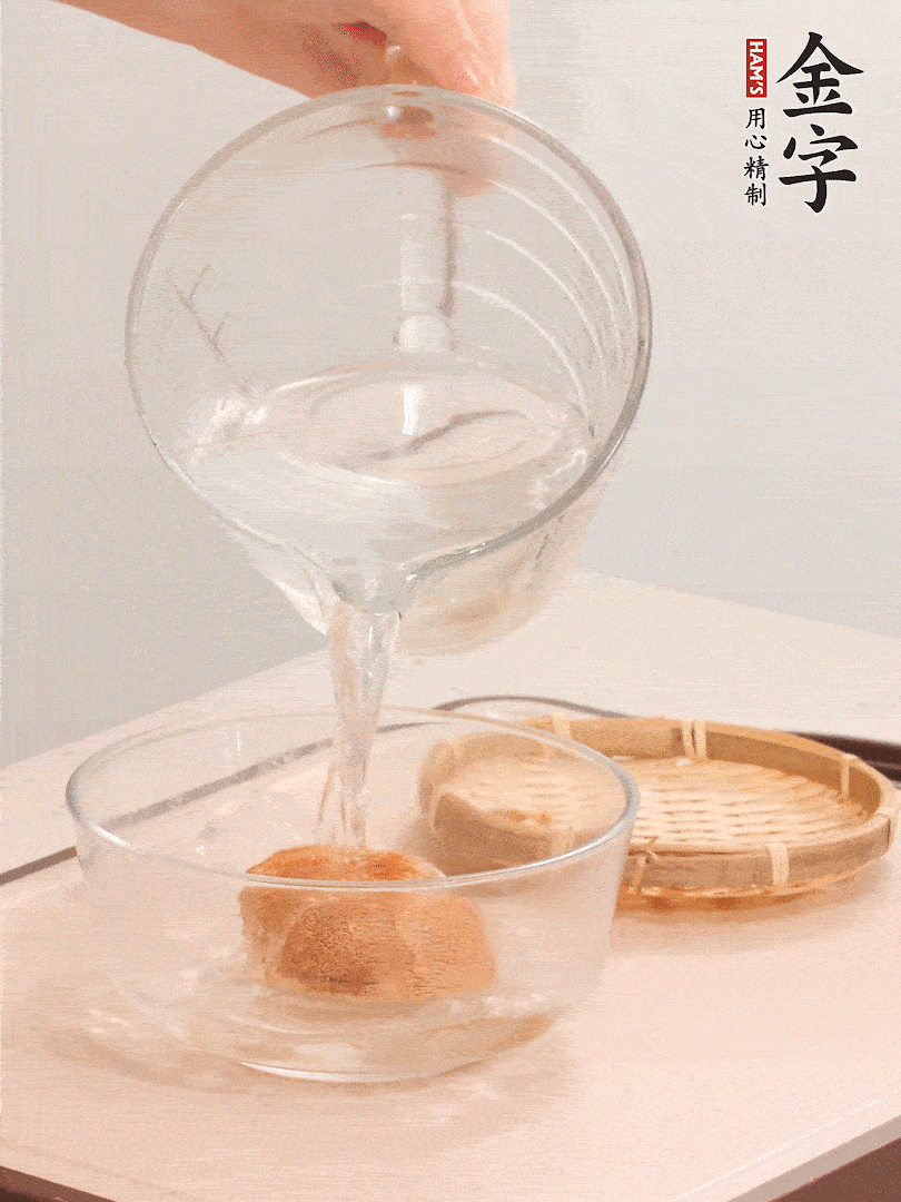 猴頭菇至少泡發(fā)半小時(shí)，將浸泡后的黃水?dāng)D干；