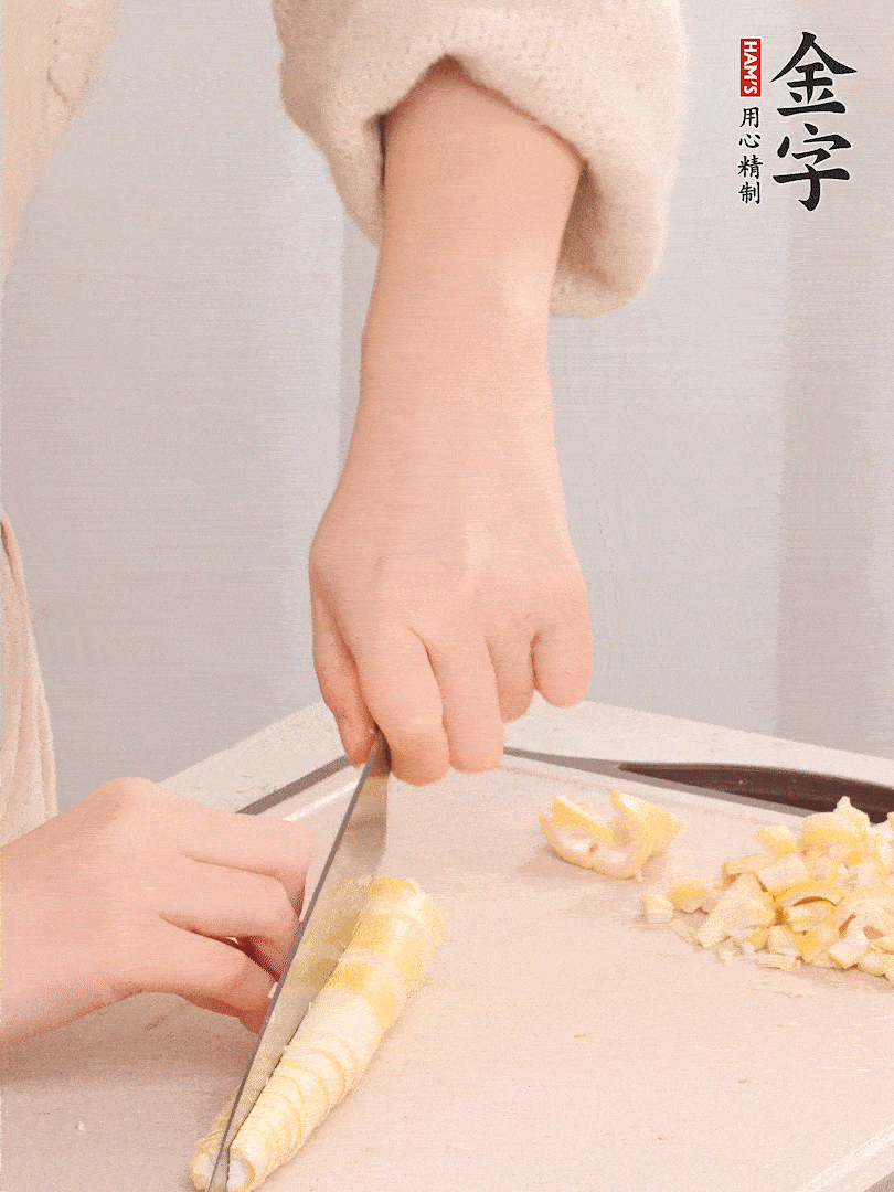 春筍去皮切小塊，焯水2分鐘左右