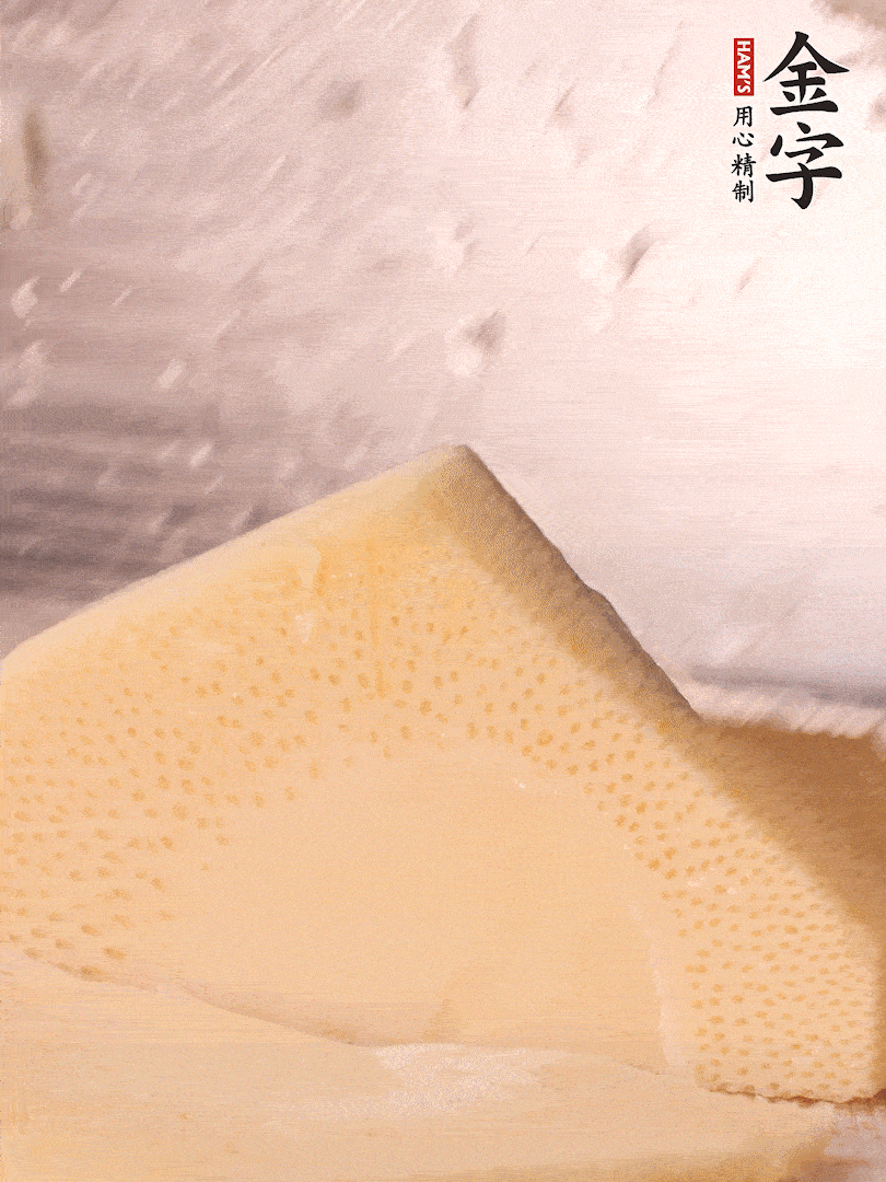 冬筍處理干凈，切滾刀塊，開(kāi)水焯燙去除澀味