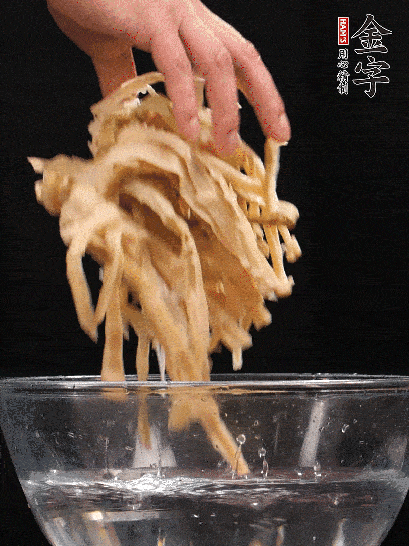 天目山筍干1把，清洗表面鹽分，用手撕成長(zhǎng)條