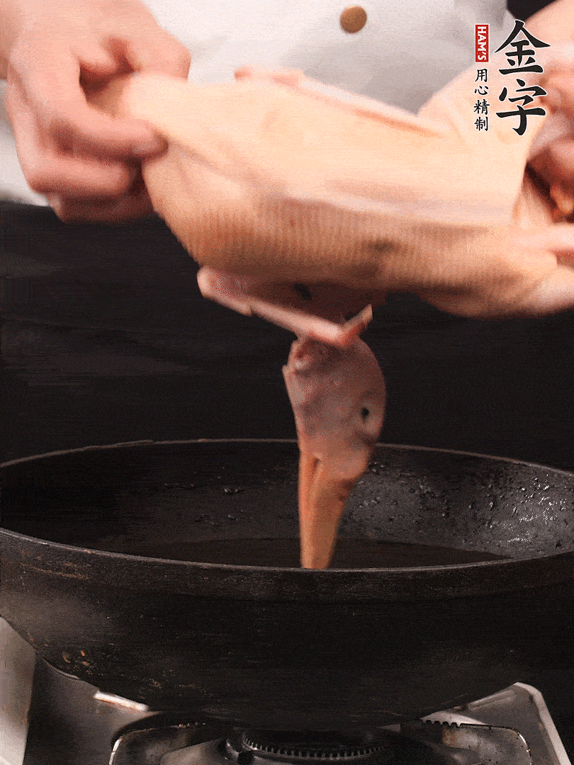 處理干凈的老鴨1只，黃酒小半碗，姜幾片，一起放入冷水，煮沸焯水3分鐘，去除血沫