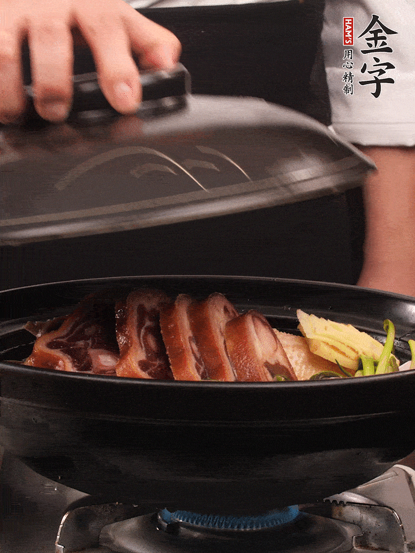 砂鍋蓋蓋子密封，大火燒開(kāi)后轉(zhuǎn)小火，燜煮2小時(shí)