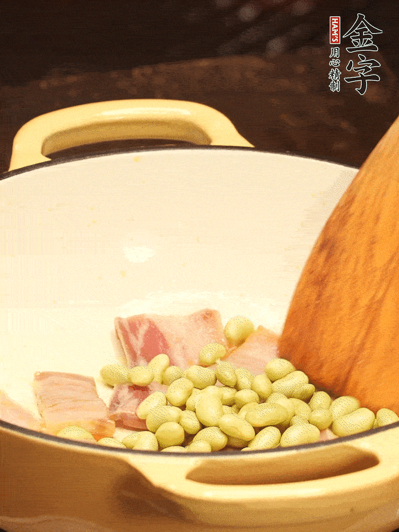 加入青豆、香菇翻炒出香味
