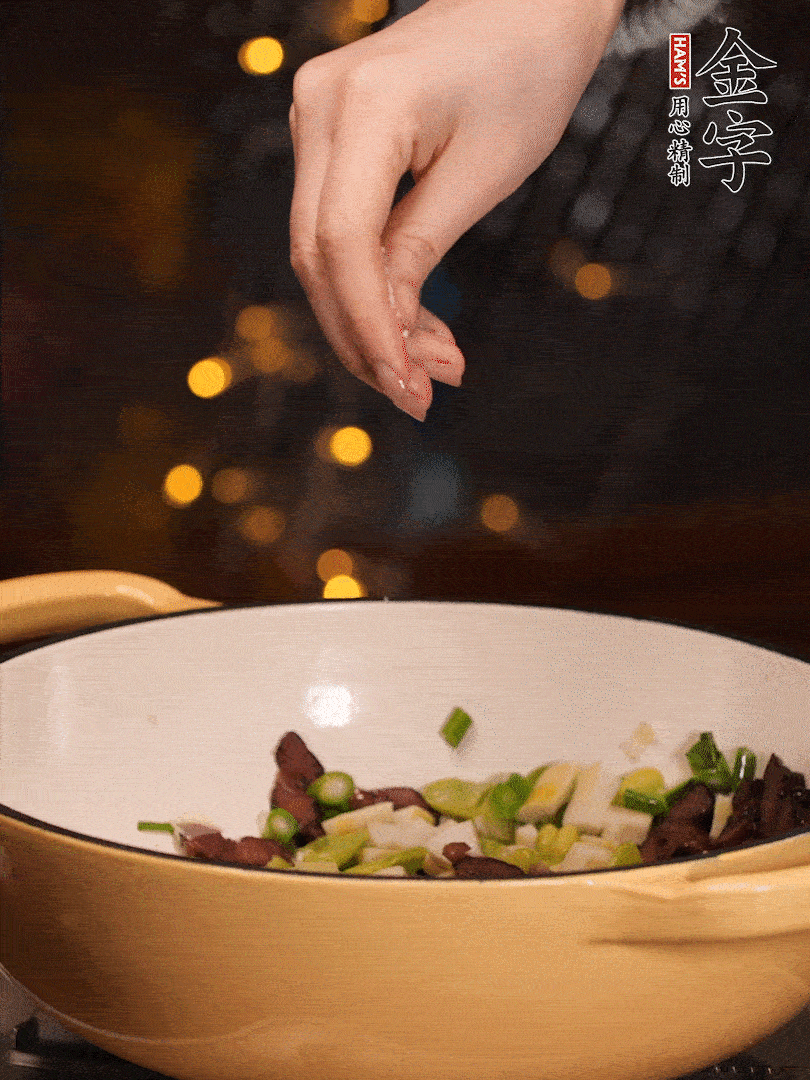 可以加點(diǎn)點(diǎn)水，再加菜苔，加點(diǎn)鹽、味精調(diào)味