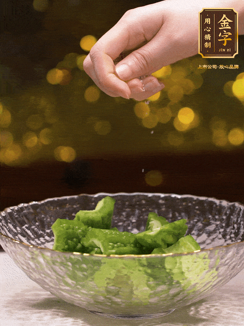 處理好的苦瓜切段（5cm），加點鹽鹽腌一下，去除一下苦味