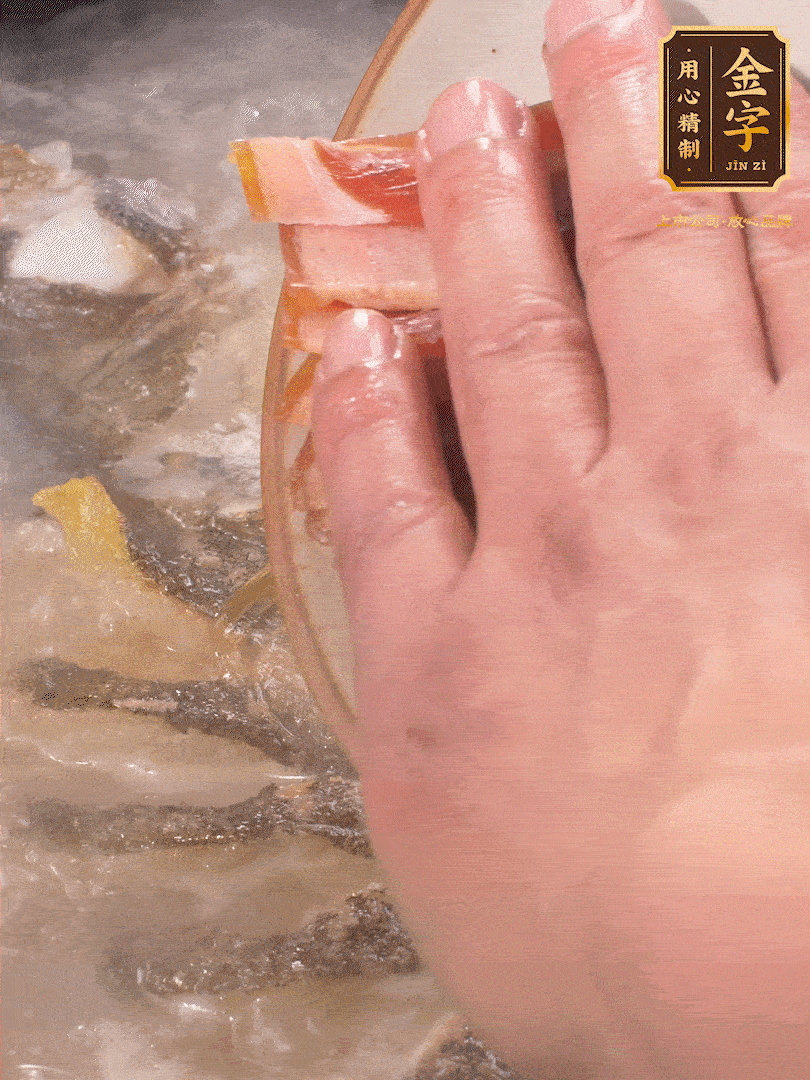 將煎好的魚，倒入三大碗開水。大火煮開后放入1個(gè)蔥結(jié)、2片姜片和1勺料酒和火腿片