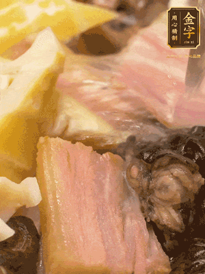 倒入滾燙的熱水，燉煮20分鐘，湯濃汁白