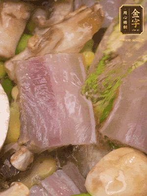 開蓋，放入河蝦繼續(xù)燜煮5分鐘