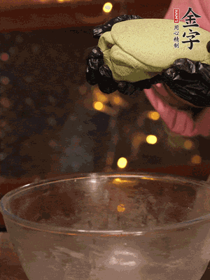 水里放點(diǎn)鹽，燒開后放艾草，一勺小蘇打，撈出浸入涼水，打成艾草泥
